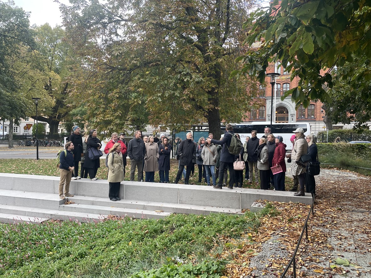 Vy över en grupp människor på studiebesök i Stockholm.