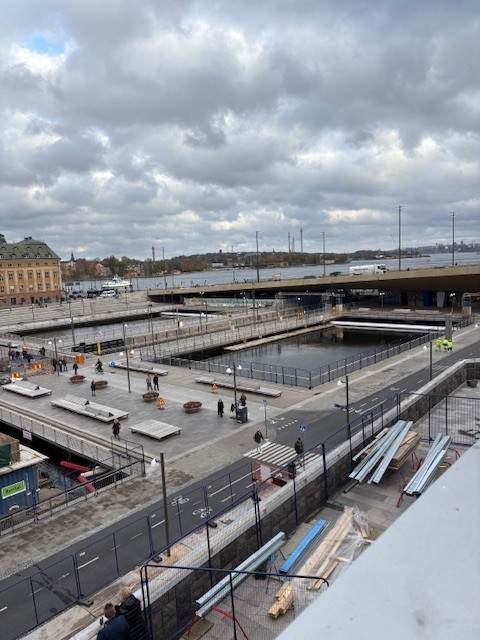Vy över Slussen i Stockholm med dammar i förgrunden.
