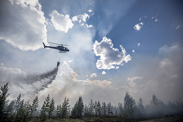 Helikopter mot blå himmel