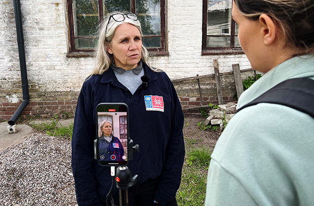 Karin Fischer Liddle, MSB:s insatspersonal i Ukraina, blir intervjuad av Anna Wennerström, MSB.