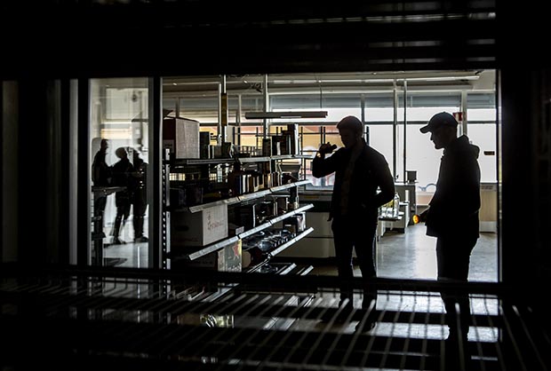 Personer i matbutik utan ljus