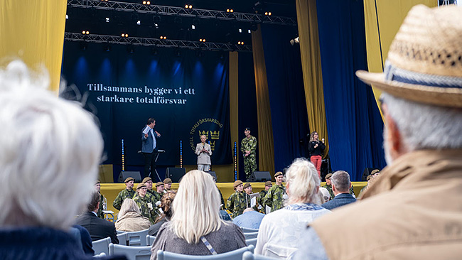 MSB:s generaldirektör och överbefälhavaren på en scen med publik.