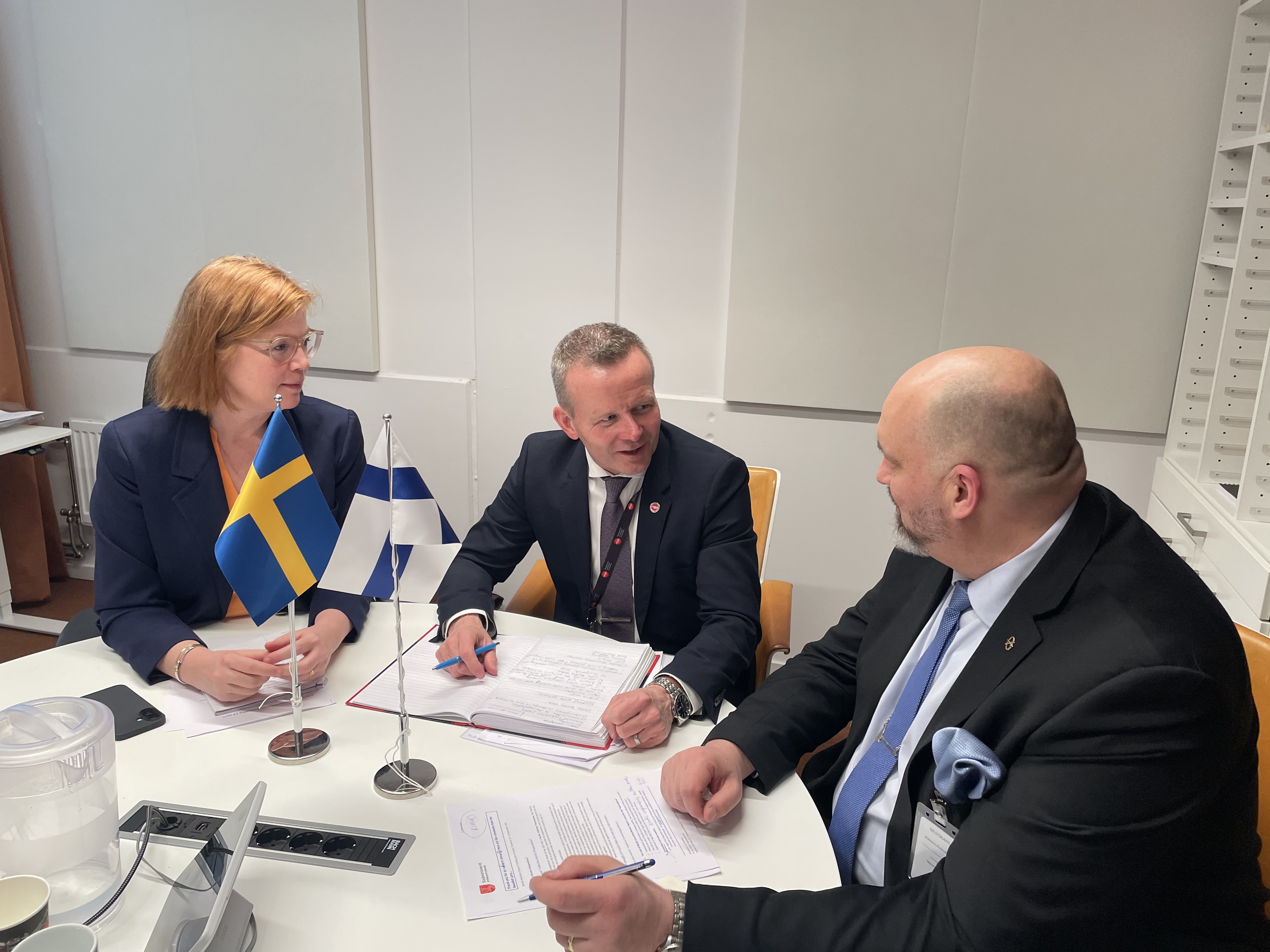 ÖD MSB Anna Starbrink, GD MSB Mikael Frisell och Kimmo Kohvakka överdirektör för räddningsväsendet vid Räddningsverket Finland