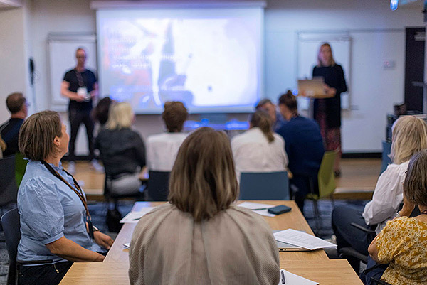 Personer som jobbar med gemensamma grunder.