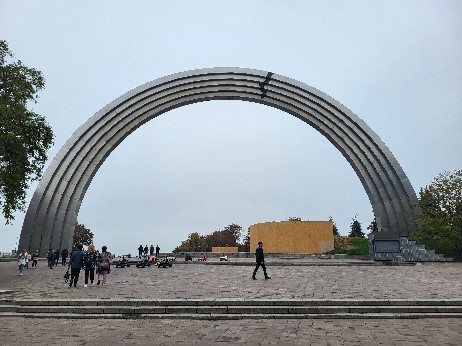 Symbol of friendship between Ukrainian and Russian people with a crack as a result of the war.