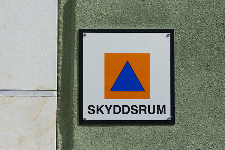 Bilden föreställer en skyddsrumsskylt.