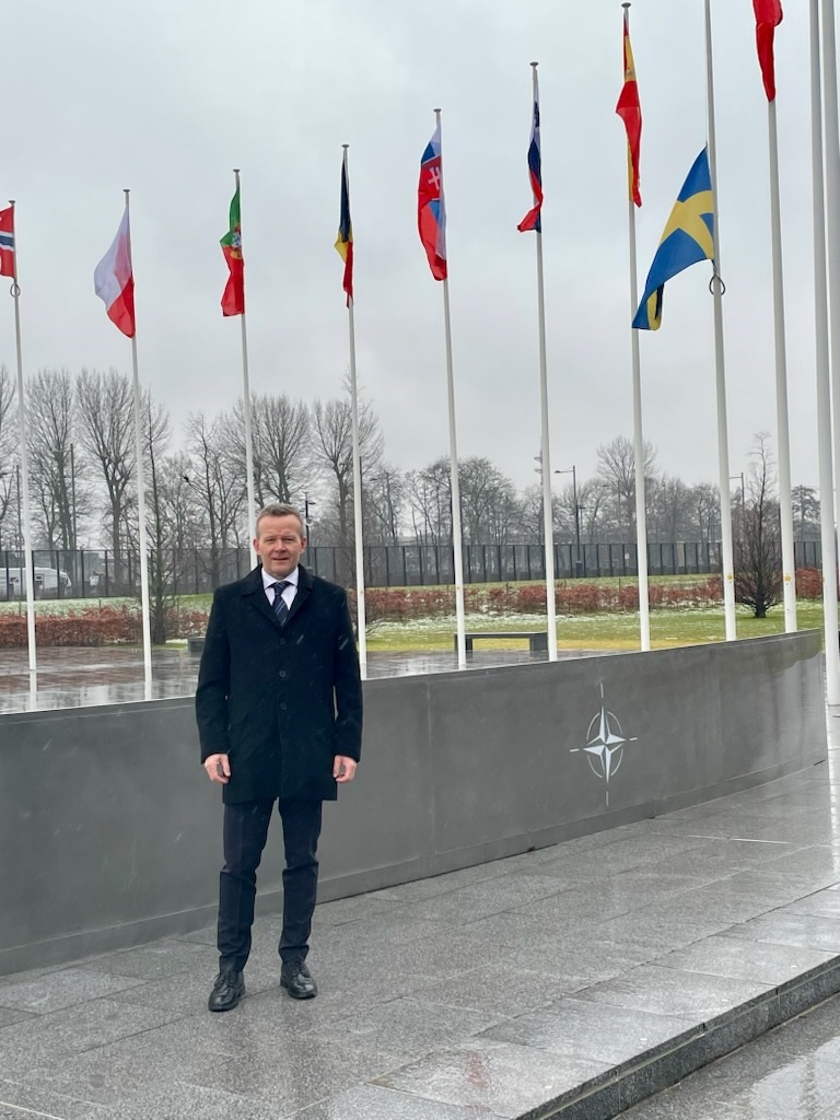 GD Mikael Frisell vid Nato HQ. Den svenska flaggan på halv stång med anledning av våldsdådet i Örebro