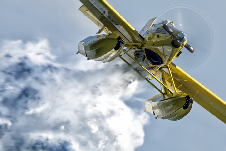 MSB:s nya luftburna resurs Air Tractor AT-802 Fire boss fäller vatten.