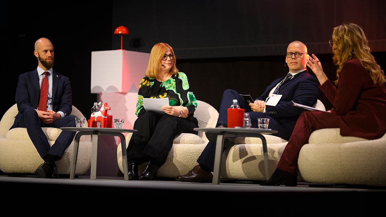 Carl-Oskar Bohlin, minister för civilt försvar, Anna Starbrink, MSB:s överdirektör, Ronny Harpe, verksamhetschef MSB, och Ellinor Persson, moderator, sitter i fåtöljer på en scen och samtalar.
