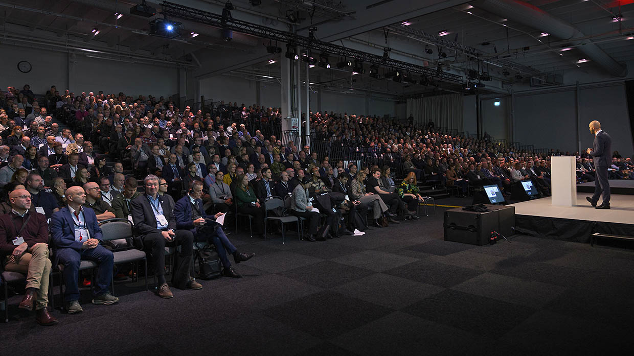 Ministern Carl-Oskar Bohlin talar till en stor publik från en scen.