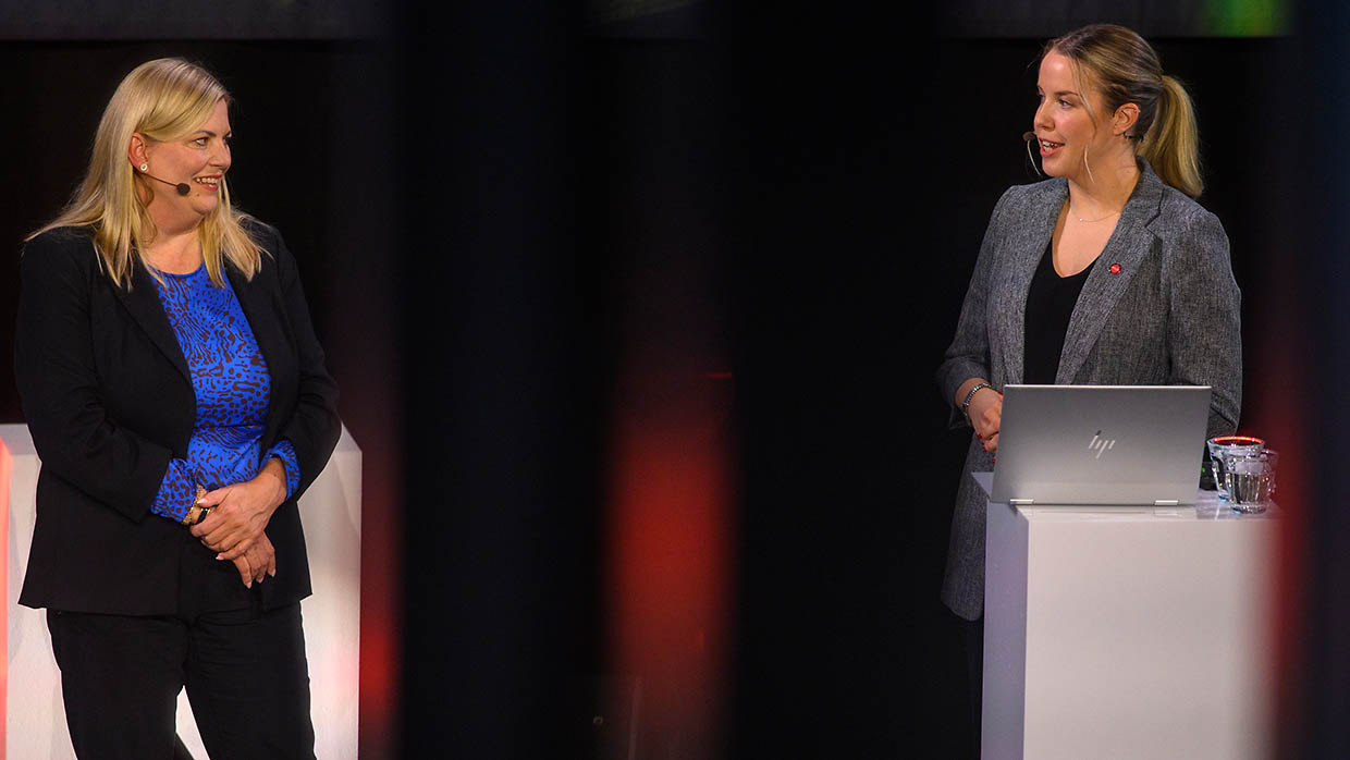 Sofia Enlund och Sandra Litman på MSB talar från en scen.