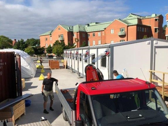Här är bygget i full gång utanför Visby lasarett