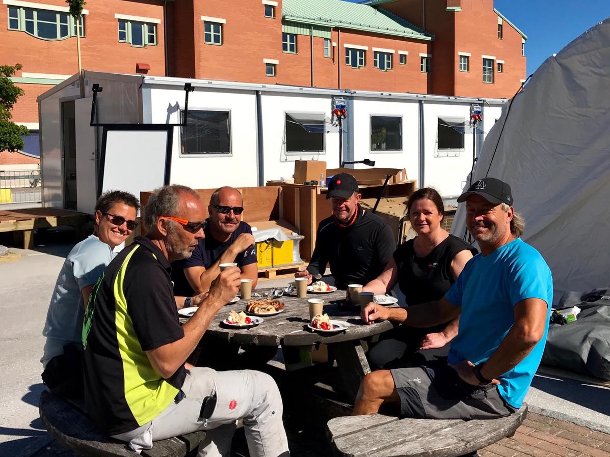 Taklagsfest och tårta.