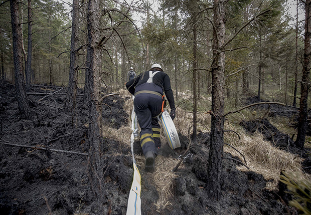 Släckningsarbete vid en skogsbrand i Gnosjö år 2019.