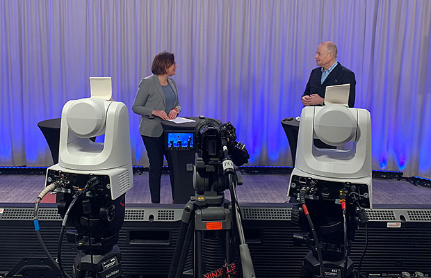 Studio där Rakeldagen spelas in. Camilla Asp, överdirektör och Morgan Olofsson, kommunikationsdirektör, MSB står vid var sitt podium.
