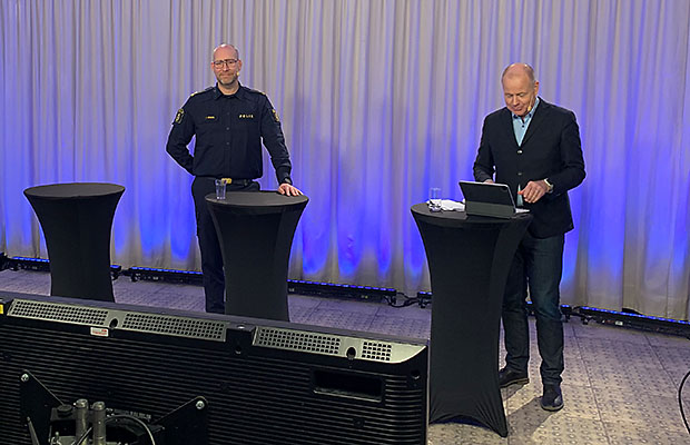 Studio där Rakeldagen spelas in. Fredrik Ryberg, Polisen och Morgan Olofsson, kommunikationsdirektör MSB står vid var sitt podium.