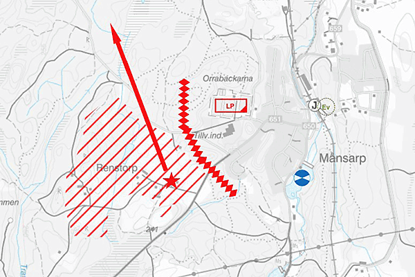 Skärmklipp på karta med SiTaC-symboler för brandens startpunkt (röd stjärna), brandfrontens spridningslinje (röd pil), aktivt brandområde (röda streckade linjer), befintlig ledningsplats (lp), färdigställd begränsningslinje (rad med röda diamanter).